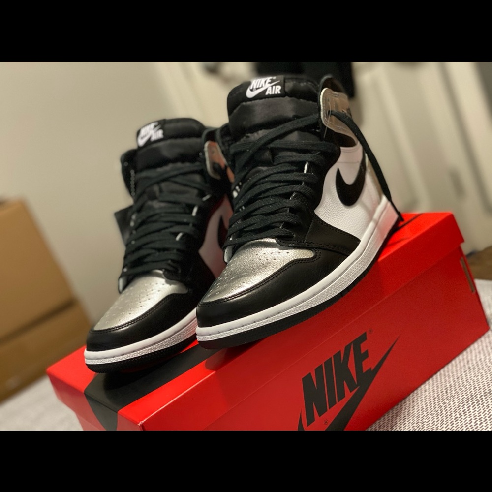 Women’s Air Jordan 1 high OG “Silver Toe”